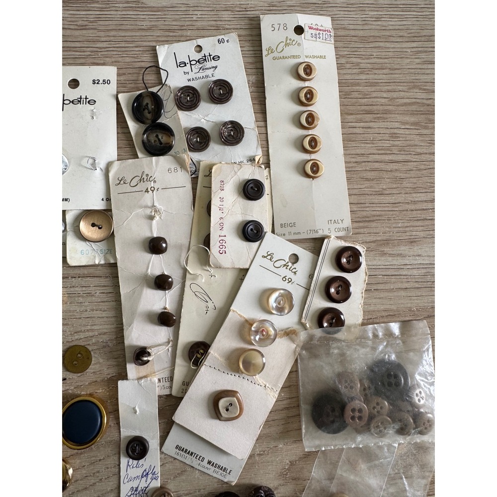Vintage Button Lot - Le Chic, La Petite, La Vogue - Mixed Metal & Plastic - 100+ - Picture 3 of 7
